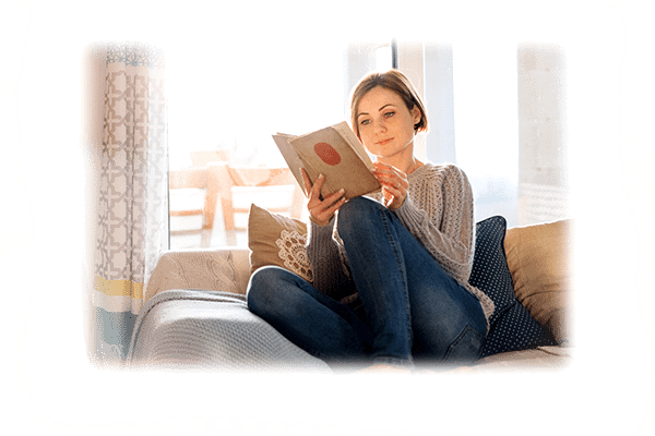 kobieta czytająca książkę